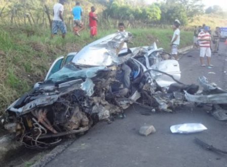 Acidente entre ônibus da Águia Branca mata motorista na BR-101