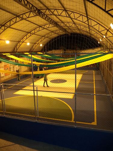 Escola Oscarlina Oliveira Silva recebe quadra poliesportiva