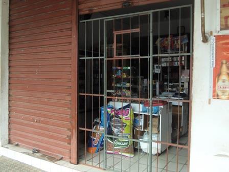 Com medo de assaltos comerciantes instalam grades nas portas dos estabelecimentos