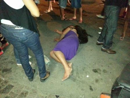 Duas pessoas ficam feridas em grave acidente envolvendo duas motos no centro da cidade