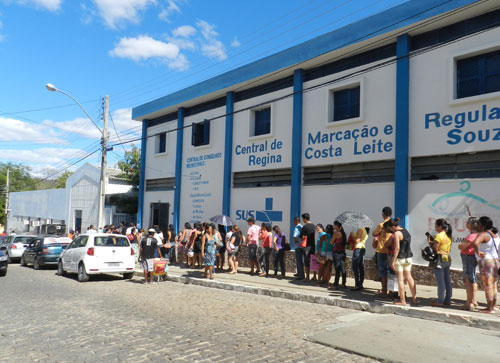 Fila gigantesca, indignação e muito sofrimento para obter atendimento na Central de Marcação