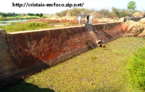 MACAÚBAS: CANSADOS DE ESPERAR MORADORES FAZEM MUTIRÃO PARA SALVAR BARRAGEM.