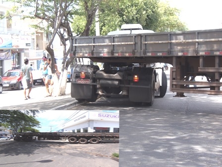 Ao realizar manobra carreta provoca congestionamento na Avenida Centenário