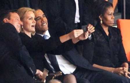 Descontração de Obama durante cerimônia de adeus a Mandela causa polêmica