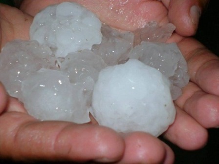 MACAÚBAS: CHUVA DE GRANIZO EM COMUNIDADE RURAL CAUSA DANOS MATERIAIS