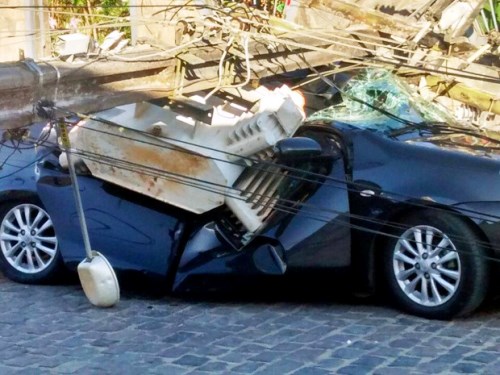 Santo Antônio de Jesus: Poste desaba, destrói carro e deixa bairro inteiro sem energia elétrica