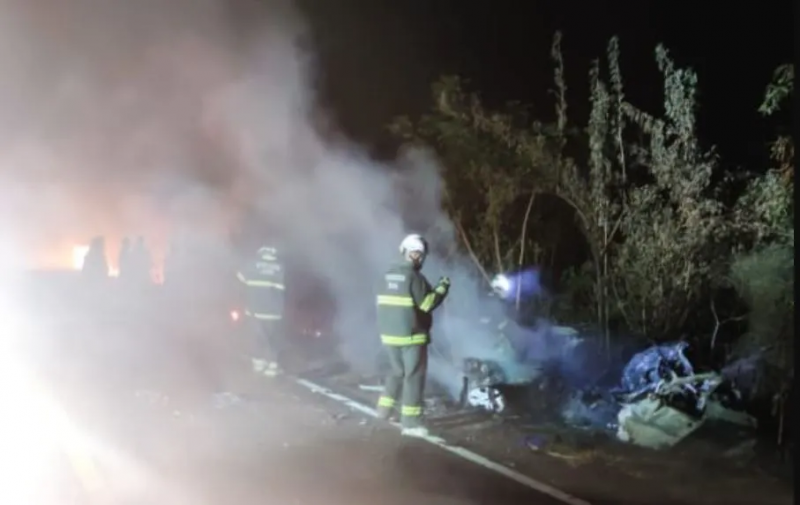 Três pessoas morrem carbonizadas em acidente na BR-122 entre Guanambi e Pindaí