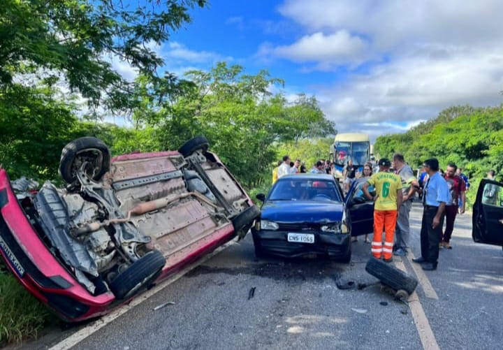 Acidente envolvendo três veículos deixa feridos na 'curva dos cinco', BR-030 em Brumado