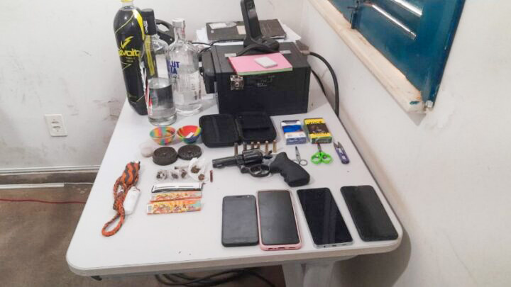 Táxi com grupo de jovens brumadenses é interceptado em Rio de Contas; polícia encontrou arma, munição e bebidas