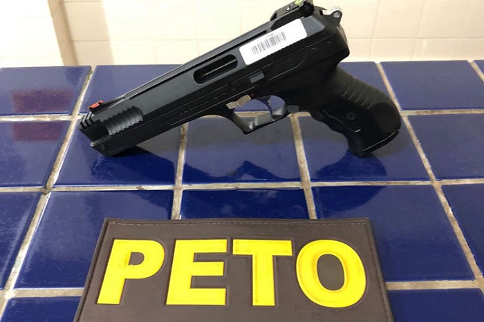 Homem é detido com simulacro de arma após ameaçar pessoas no circuito de São Pedro do Olhos D’água