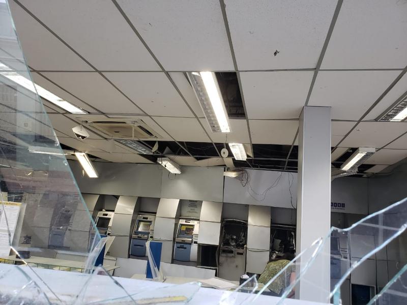Bandidos explodem caixas eletrônicos e deixa agência destruída em Barreiras