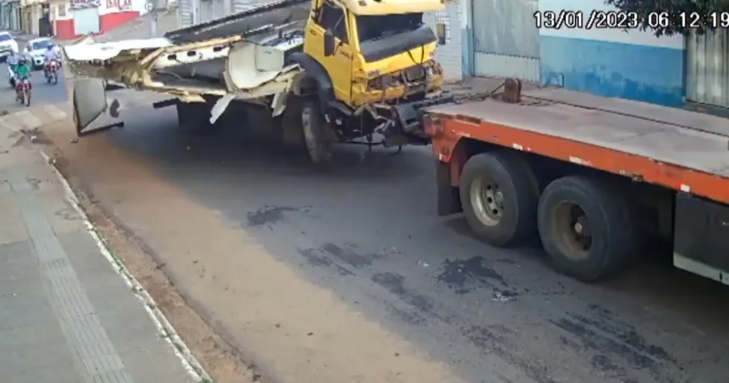Báu de caminhão que estava sendo guinchado desmonta em avenida de Livramento de Nossa Senora