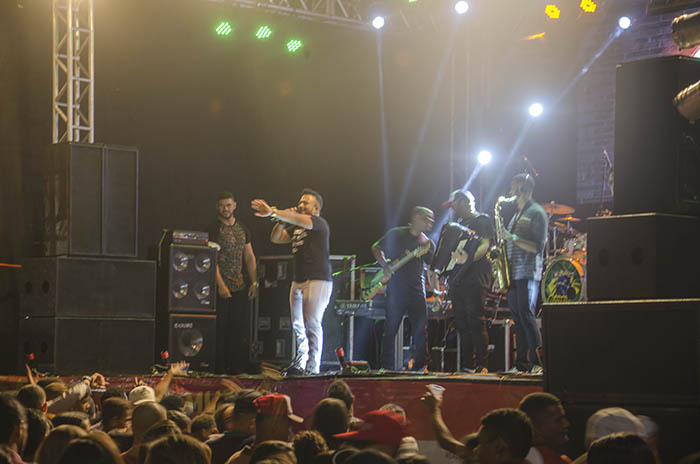 Primeira noite de festa no aniversário de Brumado atrai grande público; veja o vídeo