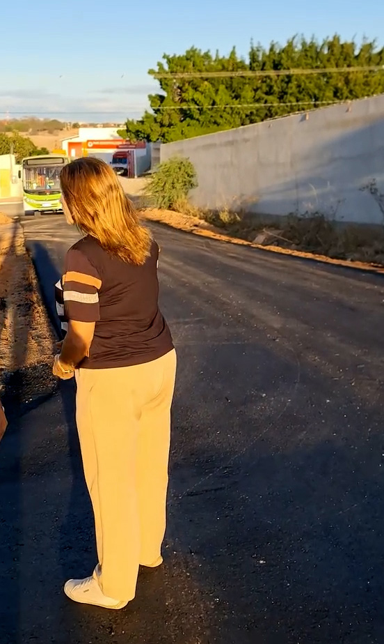 Aracatu: Prefeita Braulina Lima visita obras de asfaltamento do bairro Alto do Boa Vista