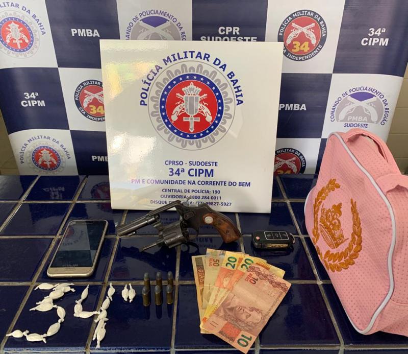 Brumado: Polícia apreende droga e arma em carro plotado como táxi no bairro Malhada Branca