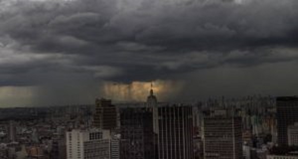 Temporal em São Paulo causa 2 mortes, queda de 40 árvores e trava trânsito