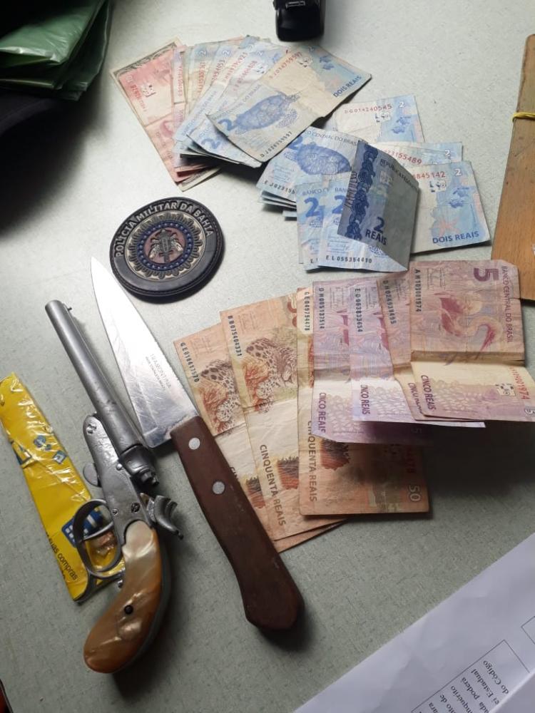 Homem é preso em posse de faca e arma de fogo no centro de Jânio Quadros