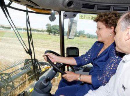 Dilma dirige colheitadeira e exalta o agronegócio em celebração da safra 2013/2014 no MT