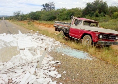 Bebê é arremessado para fora de veiculo em acidente na BR-122