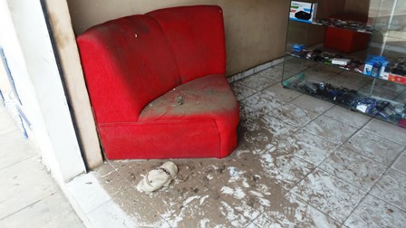 BRUMADO: Ladrões fazem um “limpa” em loja de celular no centro da cidade