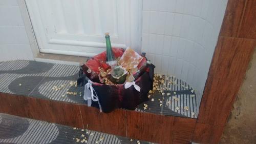  Surpresa desagradável: Assessor se depara com macumba na porta da sua casa