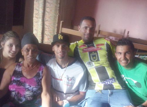 Naldo Santos, Jogador do Joinville, curte amigos e família na sua terra natal