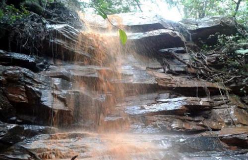 Caetité: crime ambiental cria cachoeira de lama em Água Quente