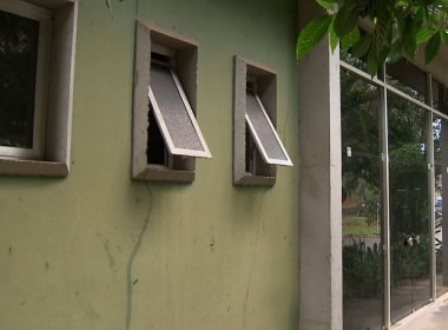 Salvador: Preso pede para ir ao banheiro, sobe na pia e foge pelo vitrô do DPT