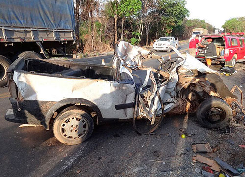 Carro fica destruído e caminhão tomba em colisão; dois morrem