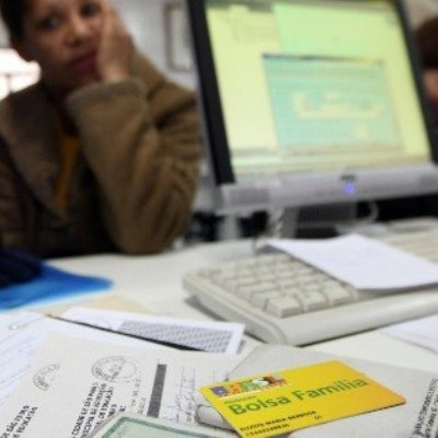Mais de 2 mil políticos eleitos em 2012 são flagrados recebendo Bolsa Família