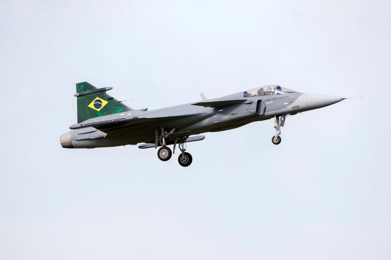 Brasil recebe primeiro dos 36 caças Gripen comprados para a FAB