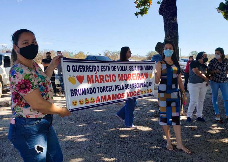 Após mais de um mês lutando pela vida em decorrência da Covid, Márcio Moreira recebe alta e é recepcionado em Brumado