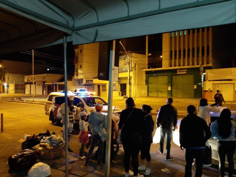 Vitória da Conquista: Projeto ‘Abraço Quentinho’ entrega de cestas básicas e diversos materiais