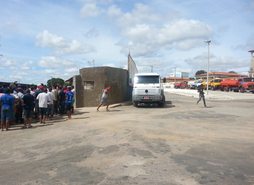 Muita agitação no último dia de credenciamento de caminhões pipa