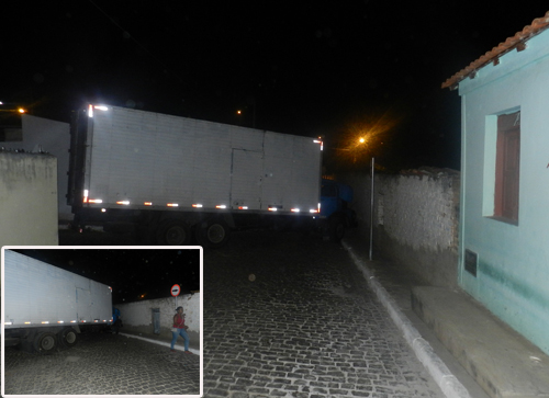 Caminhão baú apresenta falha mecânica e bloqueia uma das principais vias de acesso ao bairro São Félix.