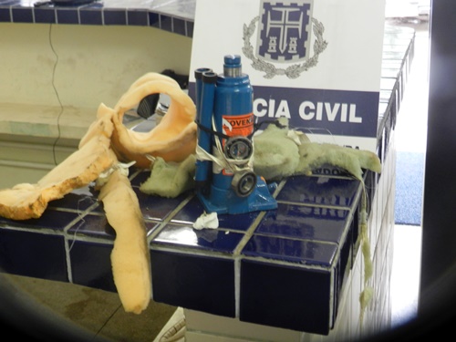 Macaco hidráulico é encontrado no teto da carceragem da 20ª Coorpin