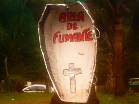 'Caixão' que faz referência a fumantes chama atenção em calçada