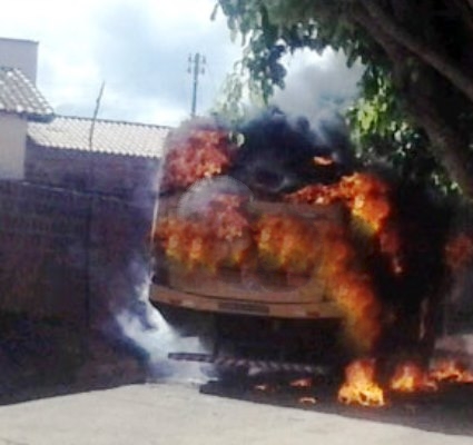 Em retaliação a ação da policia que resultou na morte de quatro assaltantes elementos incendeiam ônibus escolar no Bairro Baraúnas 