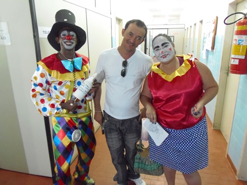 Grupo teatral visita hospital levando alegria no dia das crianças 