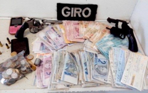 PM prende assaltantes com R$ 13 mil, duas armas e uma moto roubada em Conquista