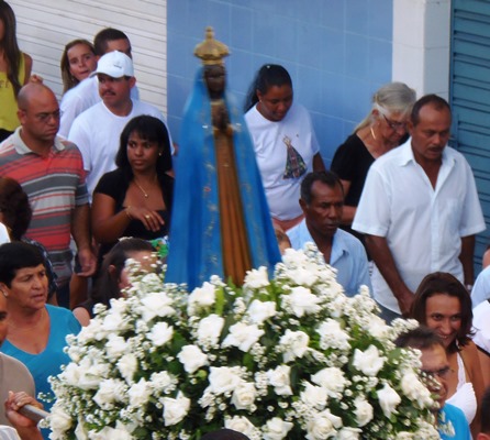 Fiéis saem às ruas para homenagear a Padroeira do Brasil