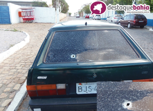 Carro é alvejado com casal dentro