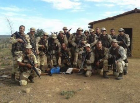 Foto de policiais com cadáver será objeto de sindicância, afirma comando da PM-BA