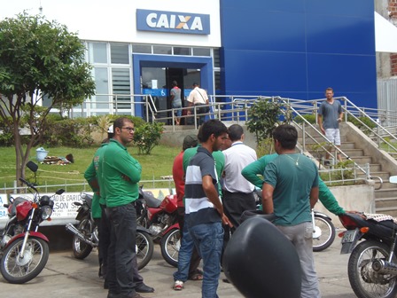 Ambulantes e moto taxistas que trabalham em frente a caixa econômica terão 48h para desocuparem a área