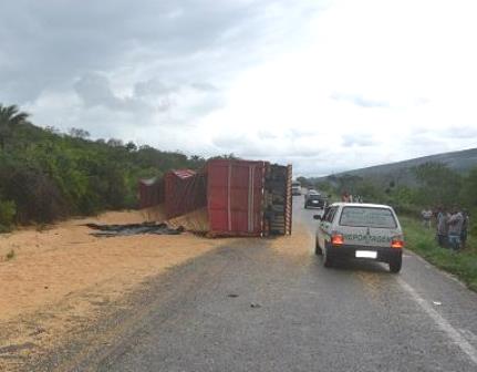 Carreta carregada de milho tomba na curva do Periperi