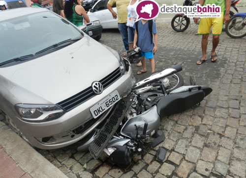 Carro conduzido por uma professora colide com uma moto e só pára após chocar com o meio fio