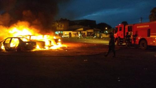 Participantes de bingo beneficente desconfiam de fraude e ateiam fogo em carros
