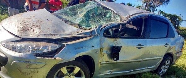 BR-030: carro capota com três pessoas em Guanambi