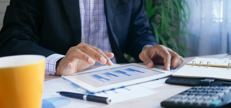 Geração de vagas com ensino superior cresce 438% em um ano, mas salários sofrem queda