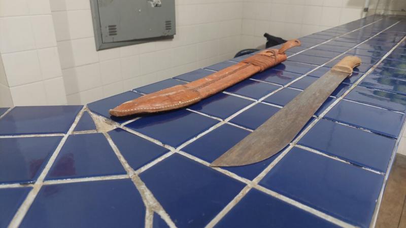 Homem é ameaçado com facão após não pagar divida de cesta básica em Brumado